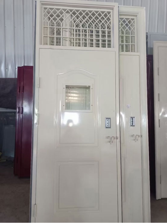 玛曲学校教室门