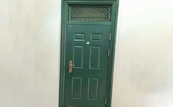 玛曲学校教室门