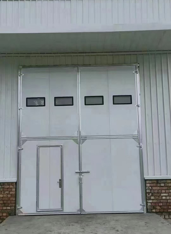 玛曲工业门在设备装配车间出入口的实施记录